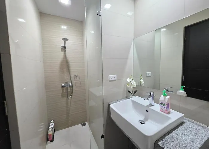 Urban Oasis At Bgc Uptown Parksuites With Balcony 300mbps Close To Uptown Mall Grand Hyatt Mitsukoshi And St Lukes * Manila
