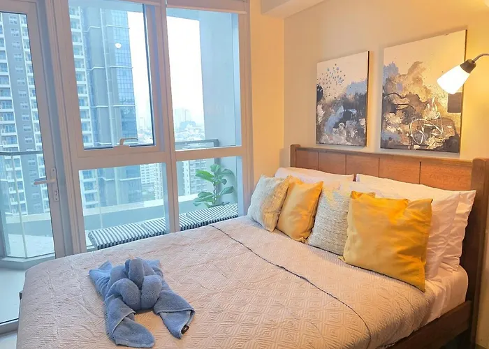 Urban Oasis At Bgc Uptown Parksuites With Balcony 300mbps Close To Uptown Mall Grand Hyatt Mitsukoshi And St Lukes *